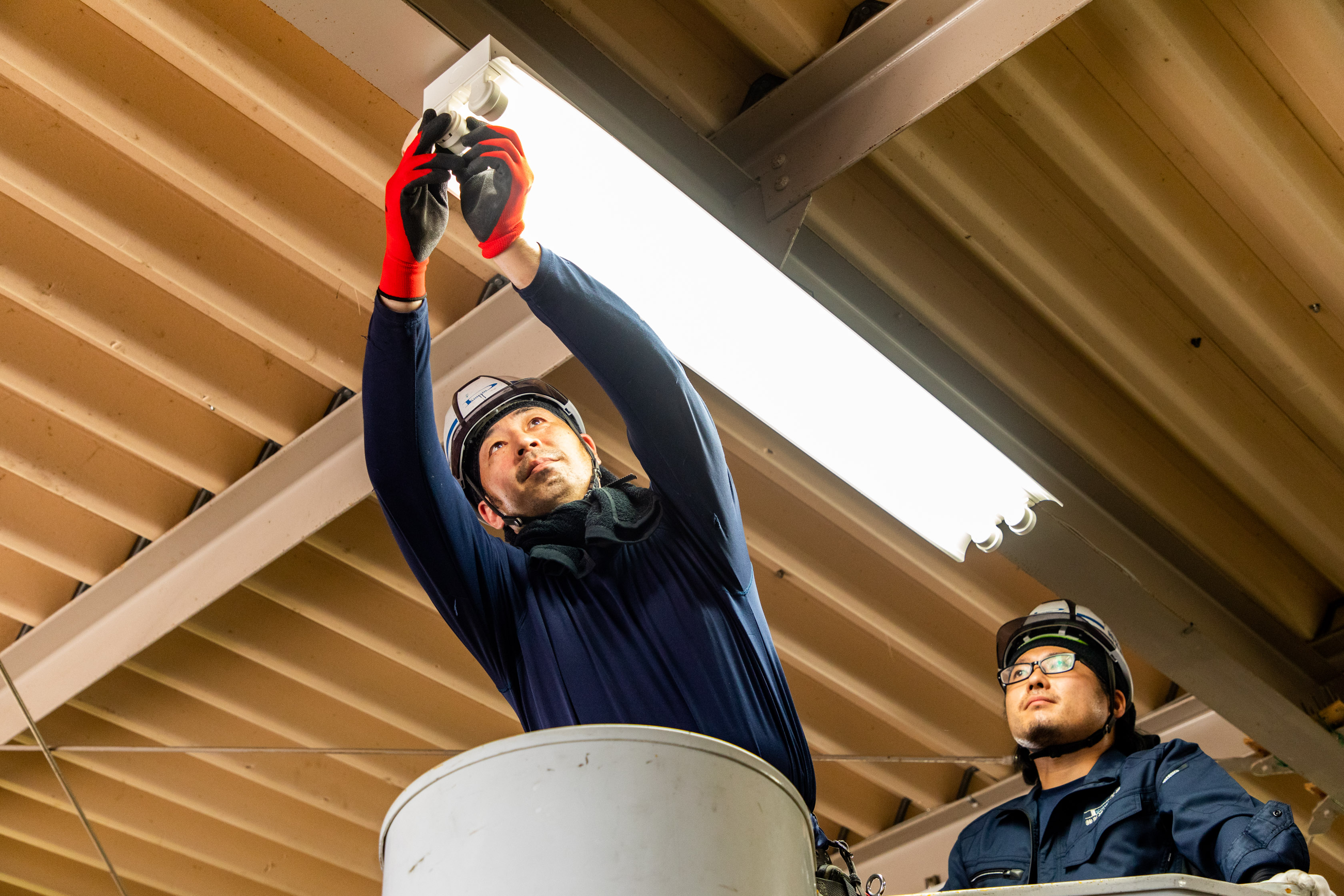照明器具を取り替える現場作業員
